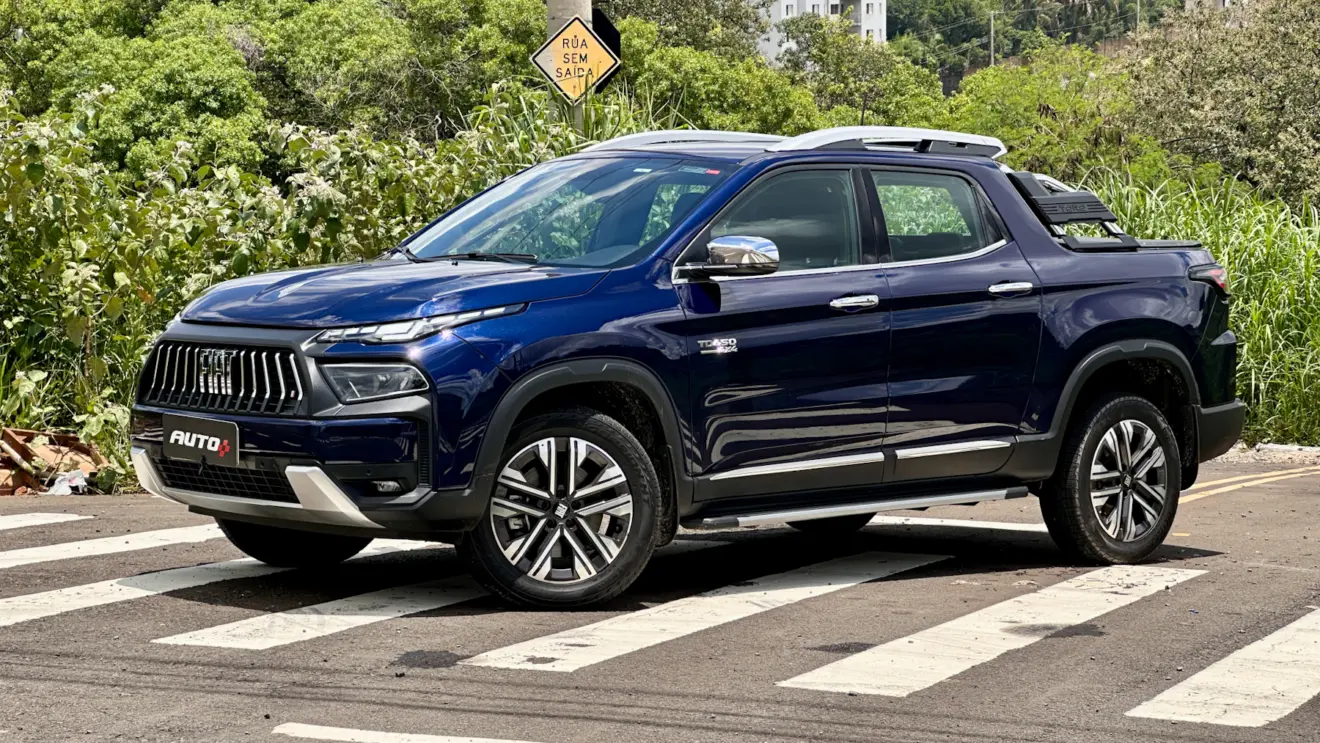Fiat Toro Ranch azul jazz de frente em uma rua sem saída