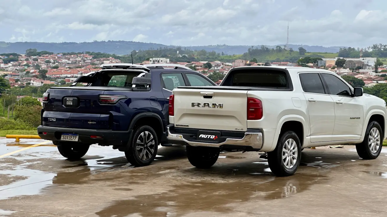 Fiat Toro Ranch azul na chuva de traseira ao lado de uma Ram Rampage Big Horn branca