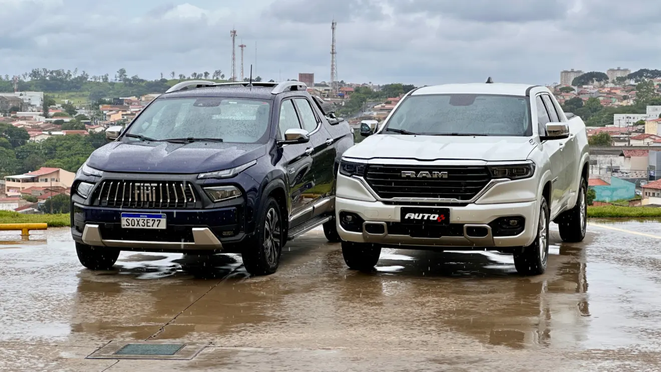 Fiat Toro Ranch azul na chuva de frente ao lado de uma Ram Rampage Big Horn branca