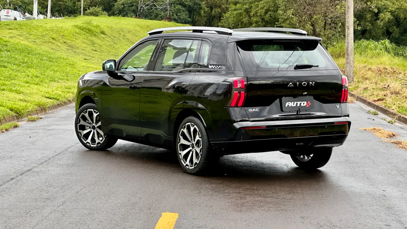 GAC Aion V preto de traseira