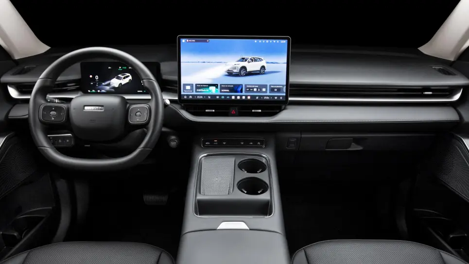 Interior com telas ligadas do GWM Haval H6 HEV2