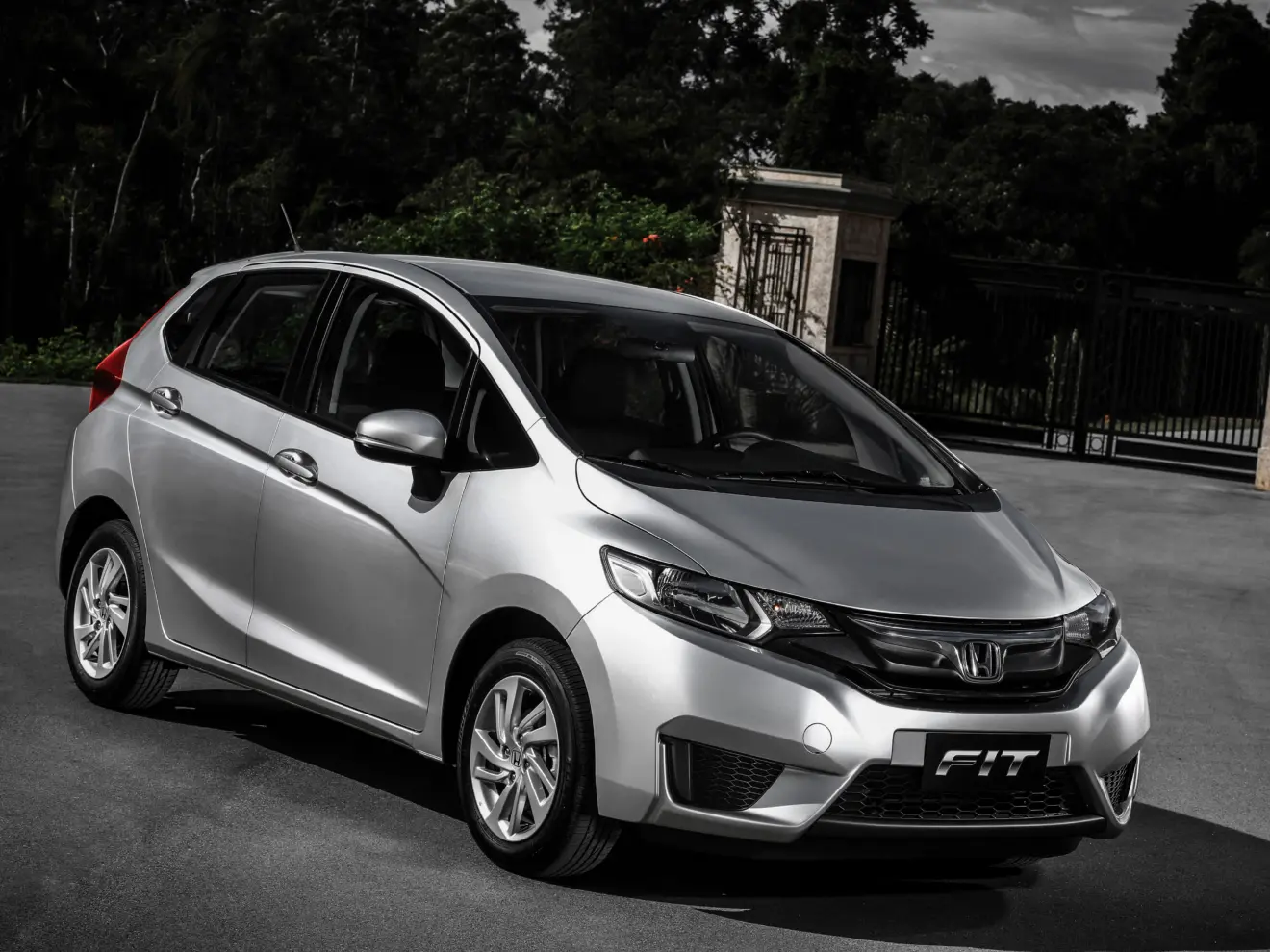 Honda Fit LX prata visto de lado