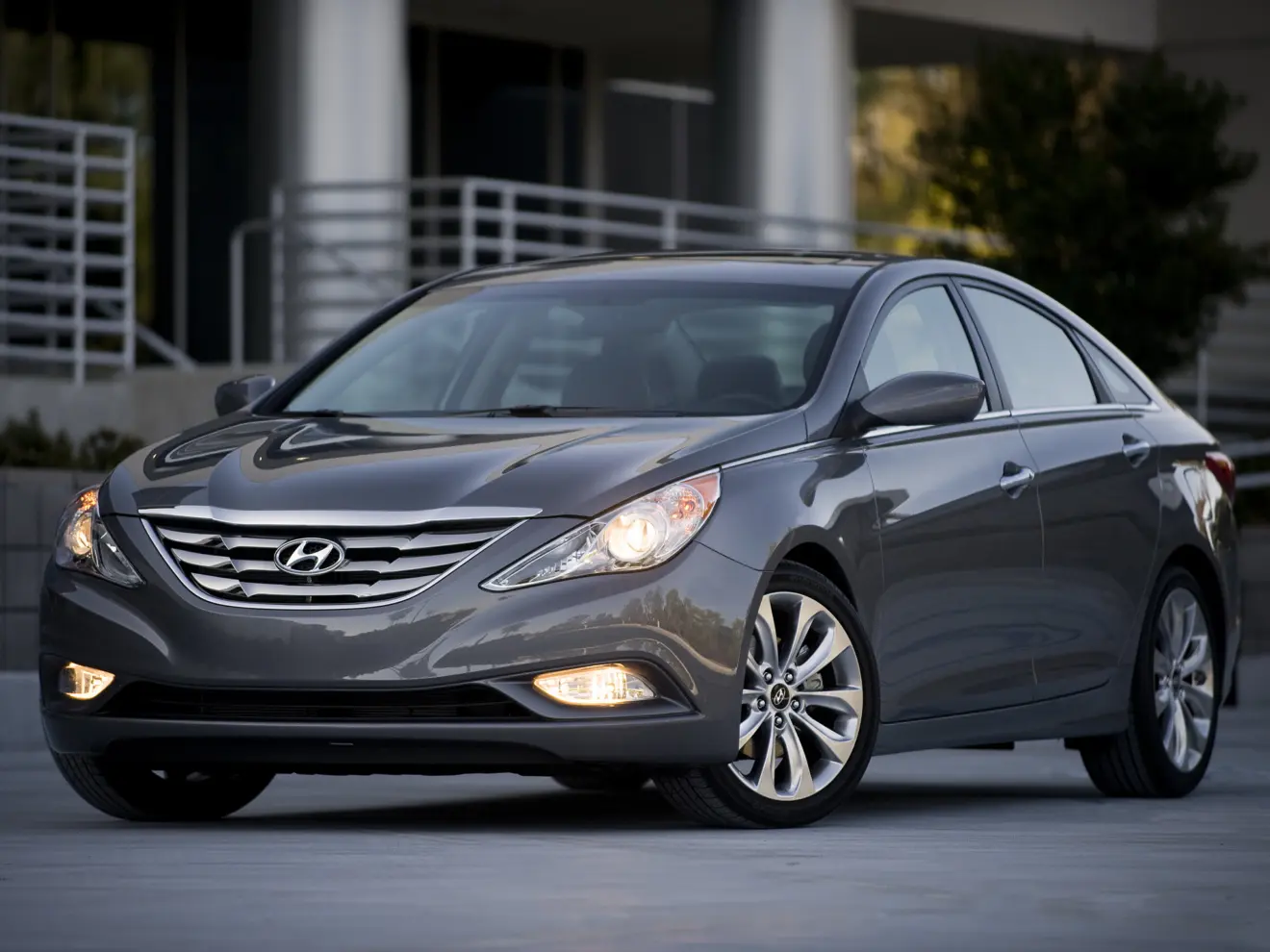 Hyundai Sonata cinza visto de frente e com iluminação acesa