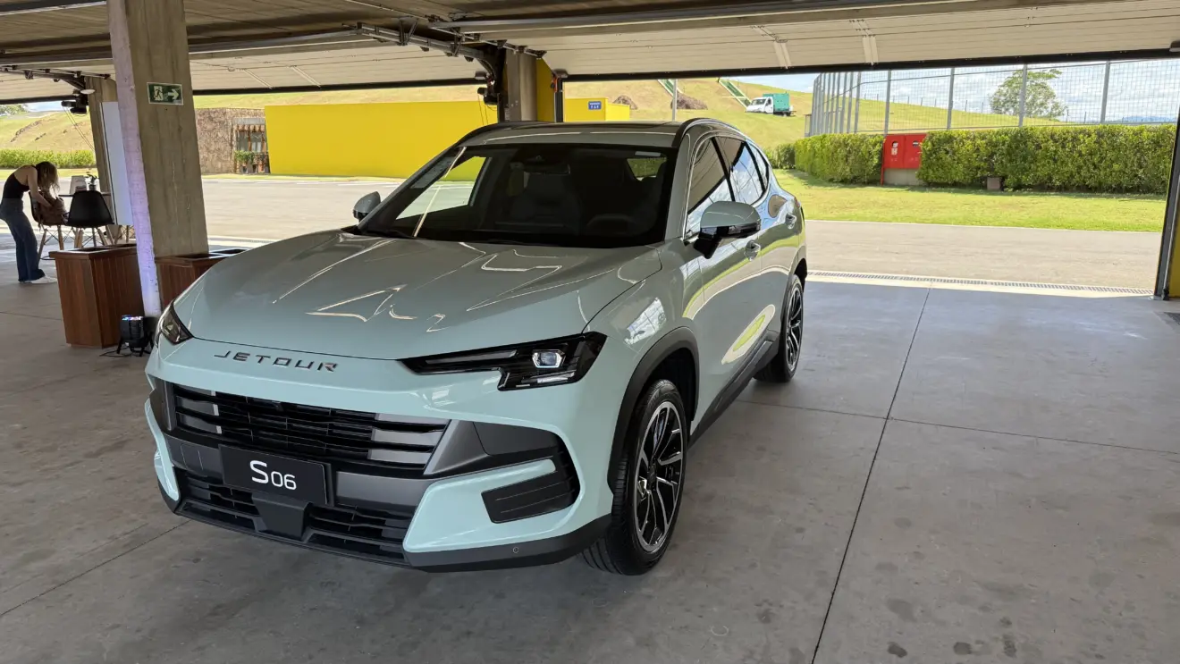 Jetour S06 Premium azul visto de frente