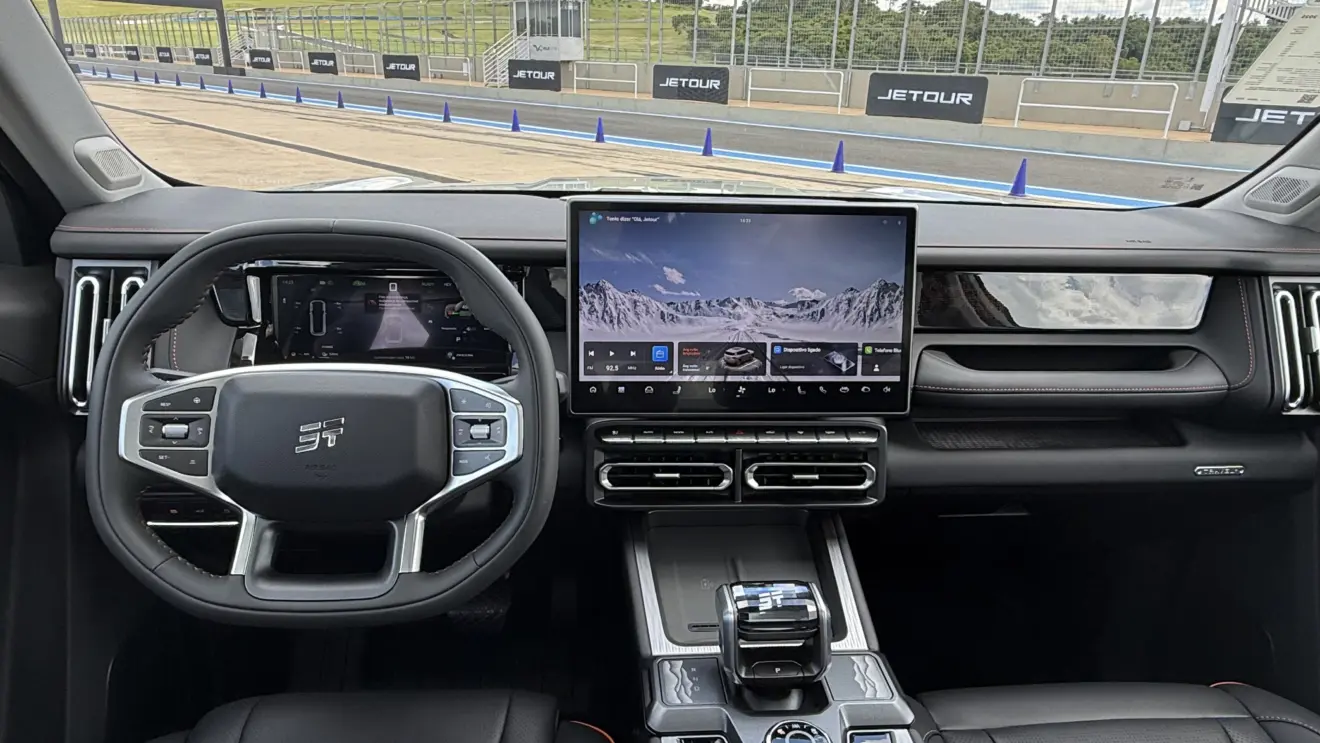 painel com telas ligadas do Jetour T1