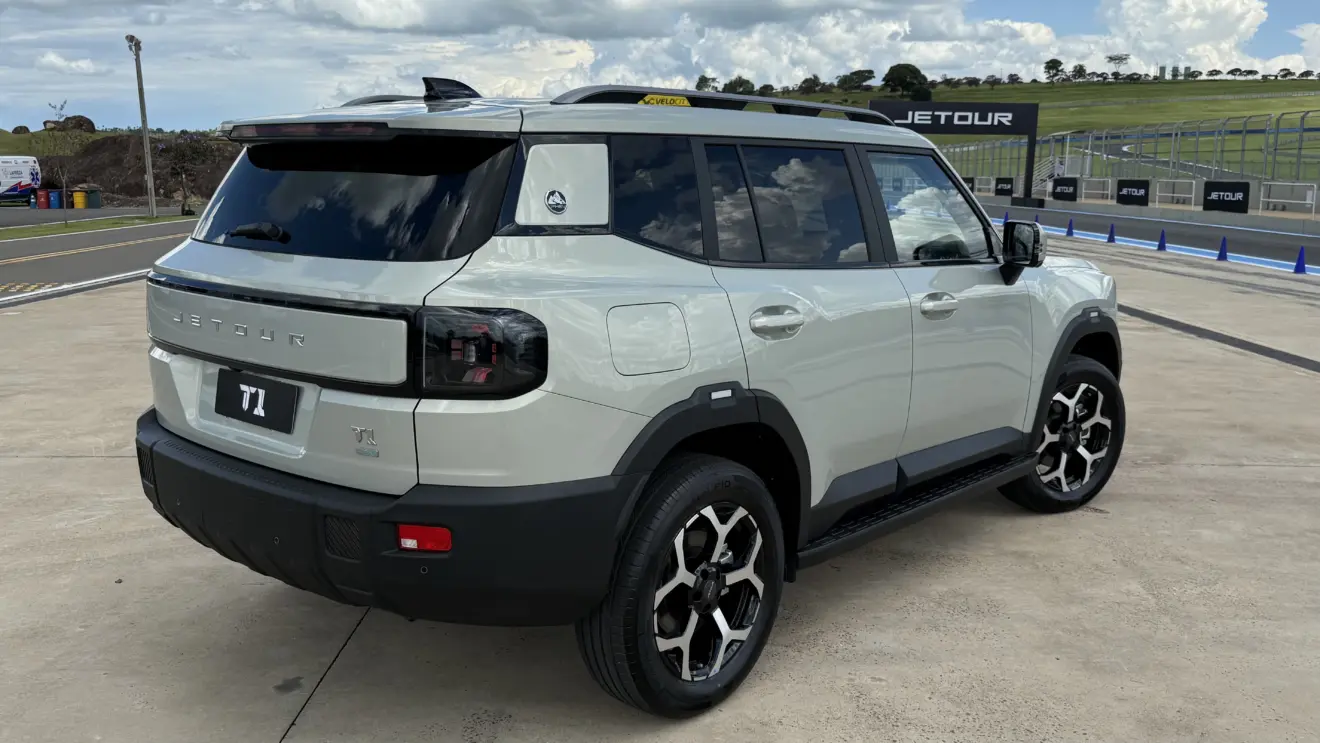 Jetour T1 prata visto de trás