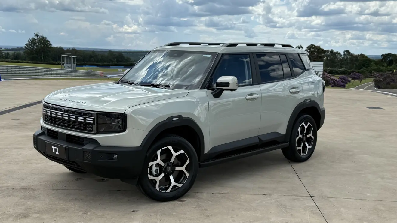 Jetour T1 prata visto de frente