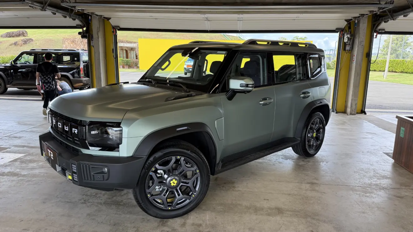 Jetour T2 verde fosco visto de lado