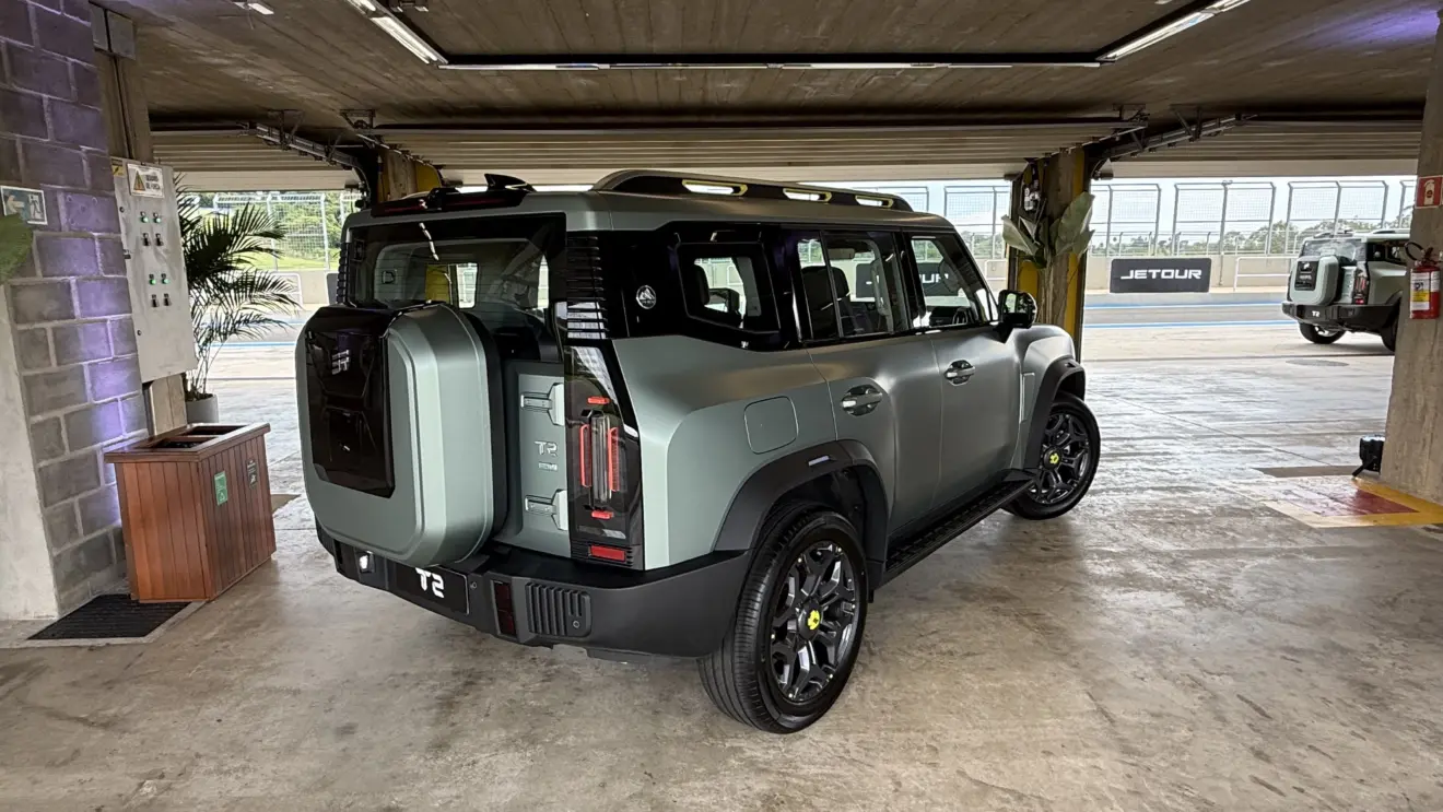 Jetour T2 visto de trás e pintado de verde fosco