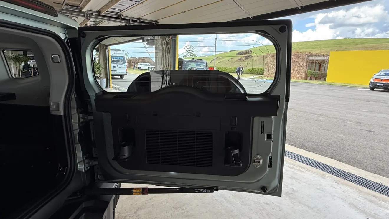 tampa do porta-malas aberta do Jetour T2