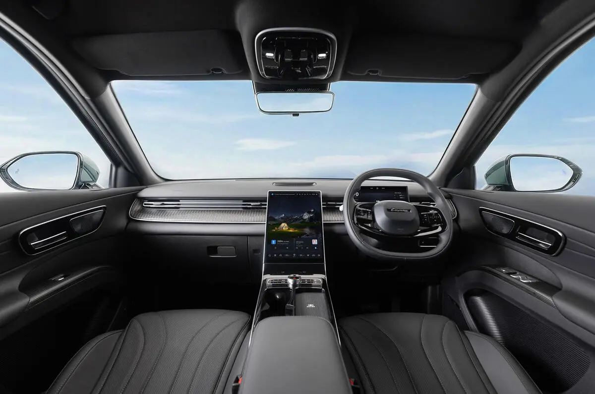 Interior com telas ligadas do Lepas L8