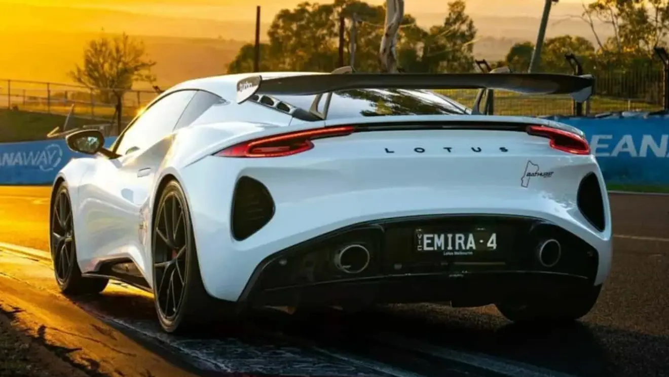 Lotus Emira Turbo Bathurst Edition branco visto de trás