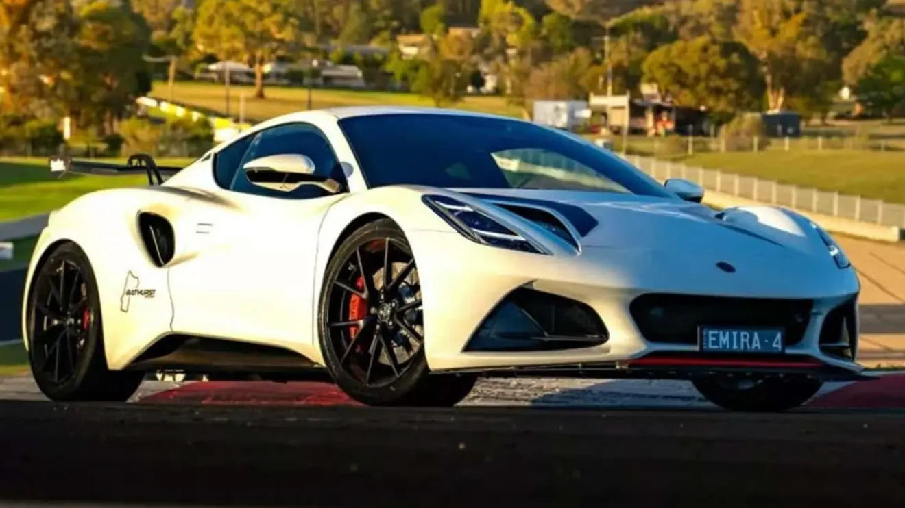 Lotus Emira Turbo Bathurst Edition branco visto de lado