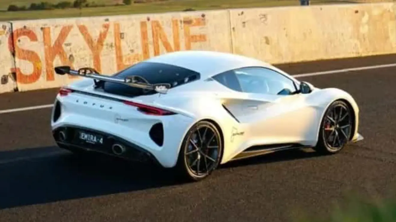 Lotus Emira Turbo Bathurst Edition branco visto lateralmente