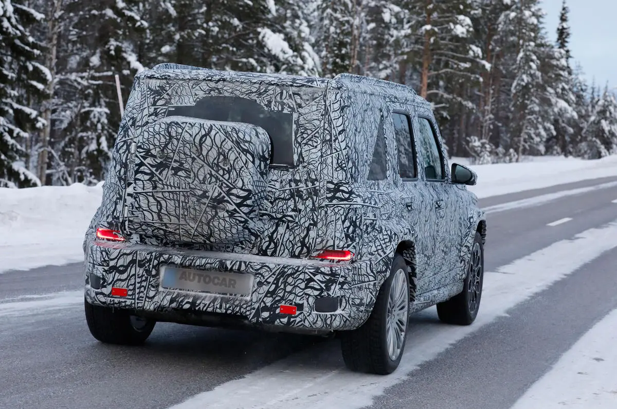 Protótipo do novo Mercedes-Benz mini Classe G visto de trás