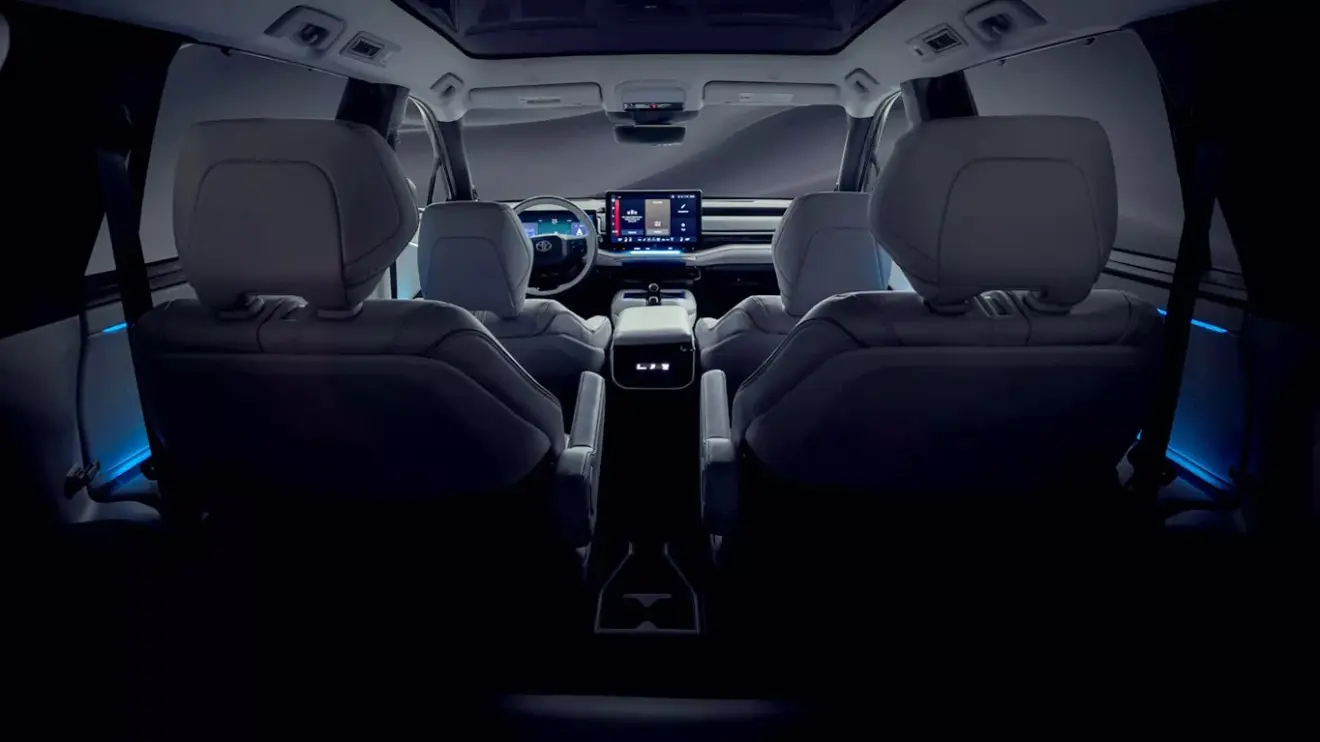 interior com telas ligadas do novo SUV elétrico da Toyota