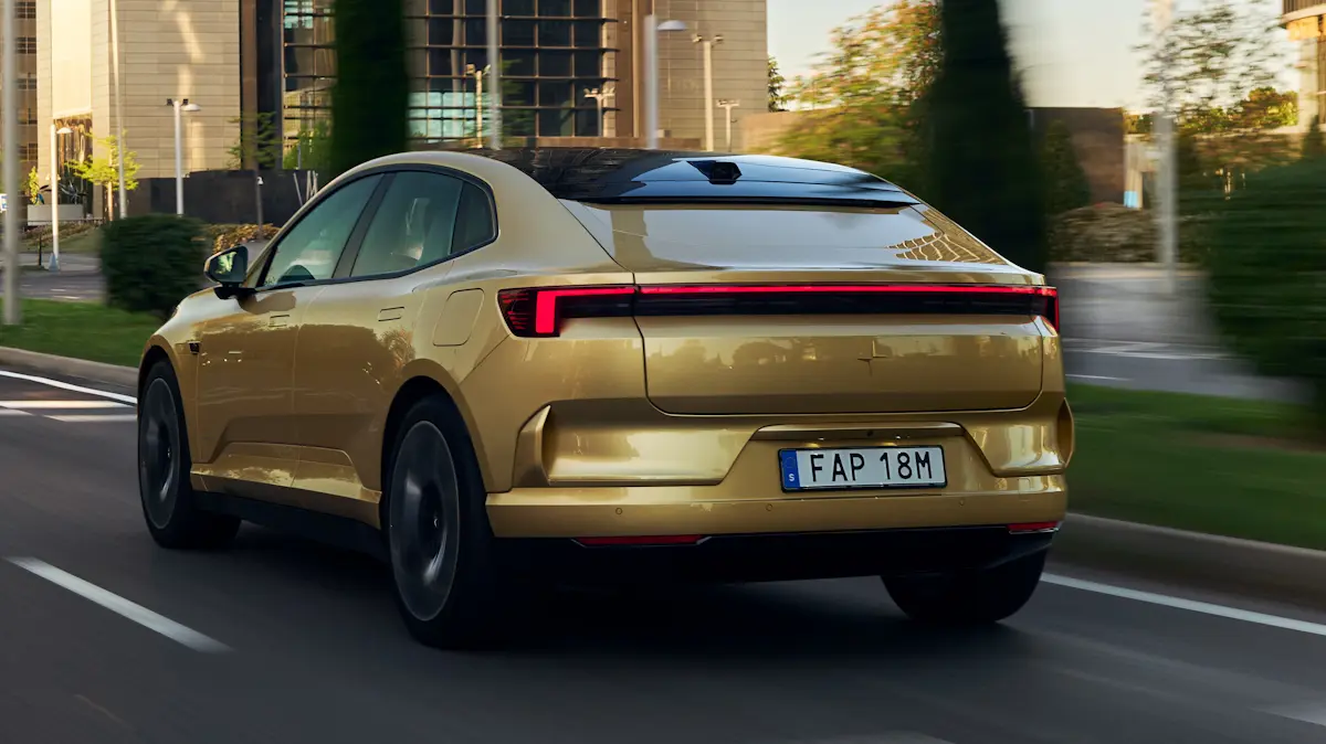 Polestar 4 dourado de traseira