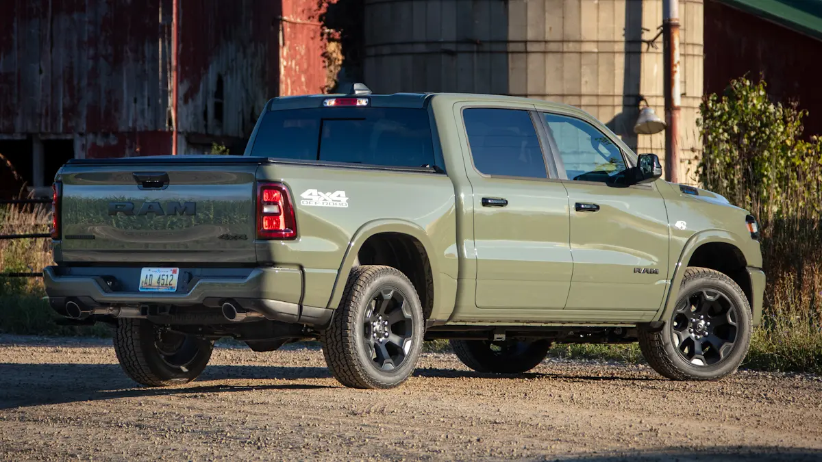 Ram 1500 Big Horn verde de traseira em um celeiro