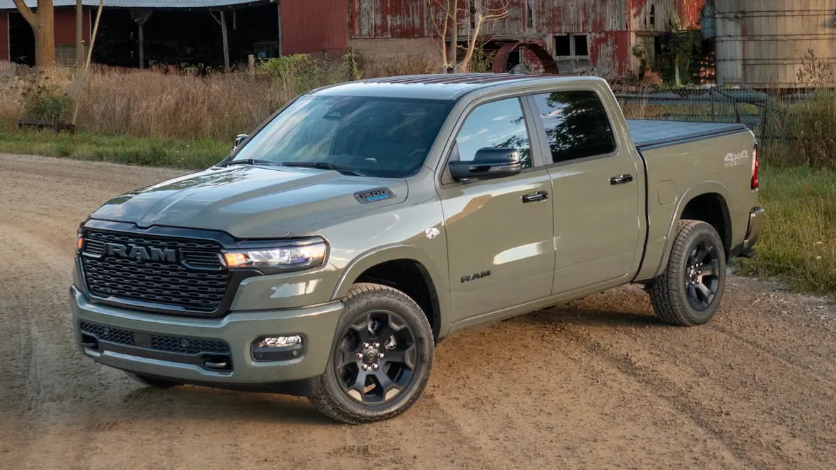 Ram 1500 Big Horn verde de frente em um celeiro
