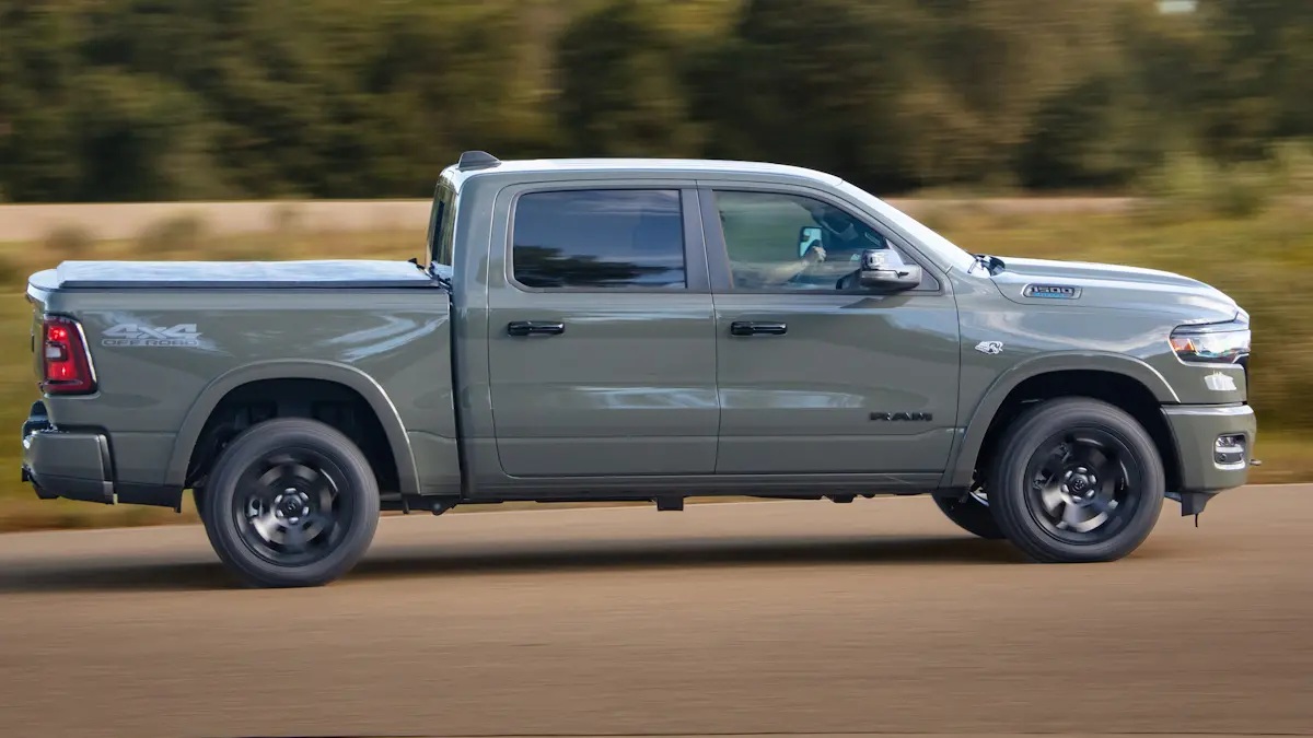 Ram 1500 Big Horn verde de lado em uma rua