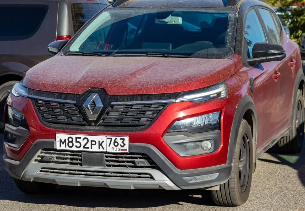 Renault Sandero russo / Kardian vermelho de frente todo sujo
