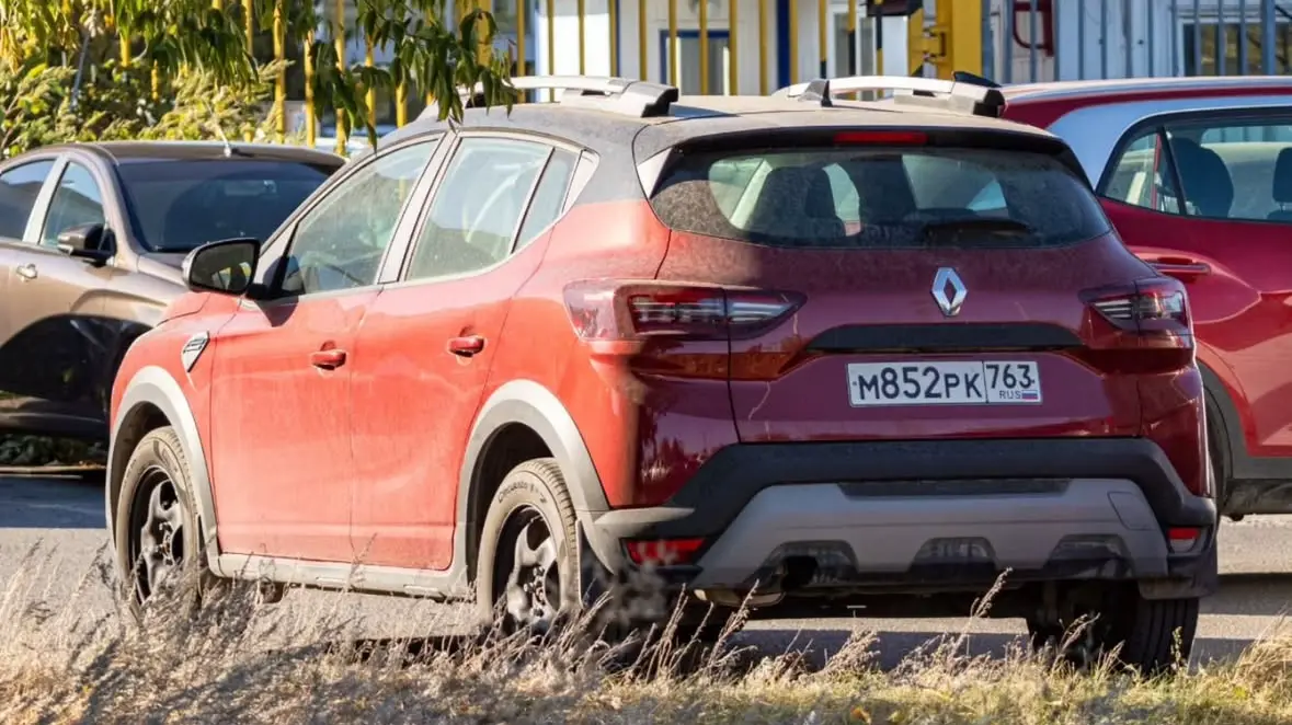 Renault Sandero russo / Kardian vermelho de traseira todo sujo
