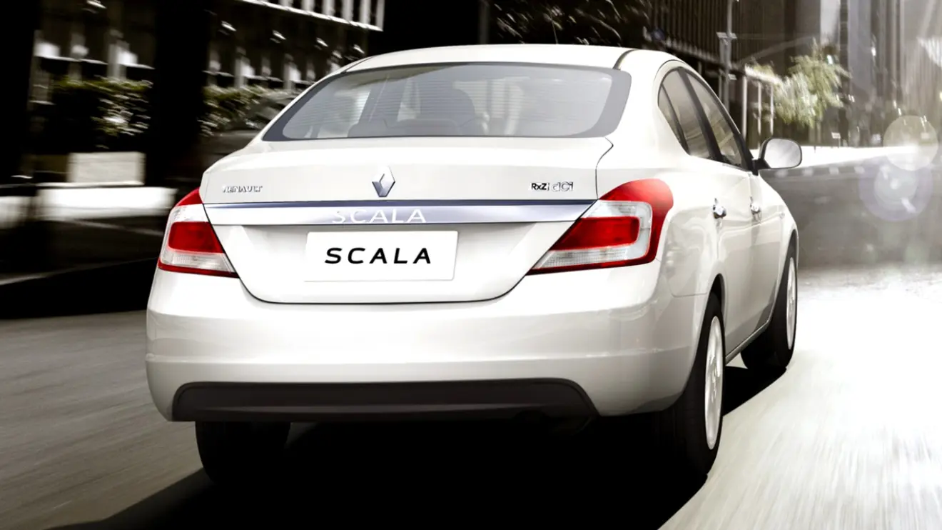 Renault Scala branco visto de trás