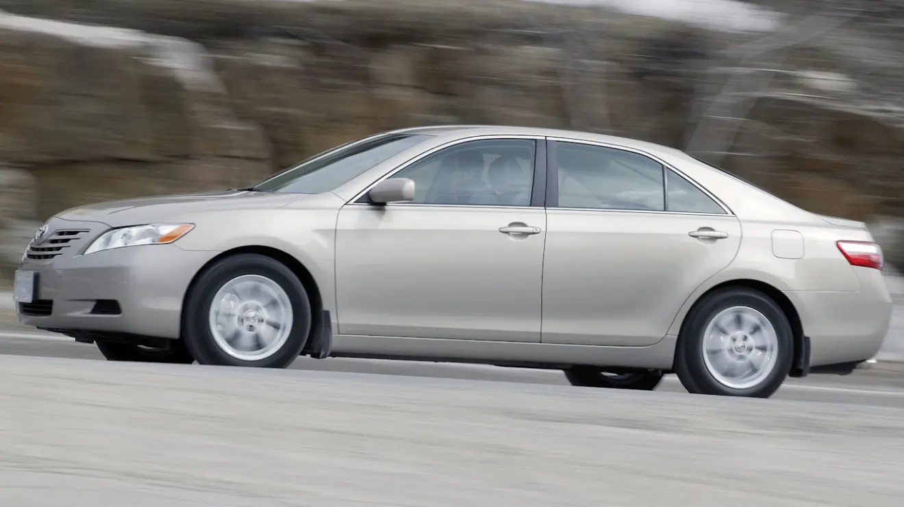 Toyota Camry prata visto de lado