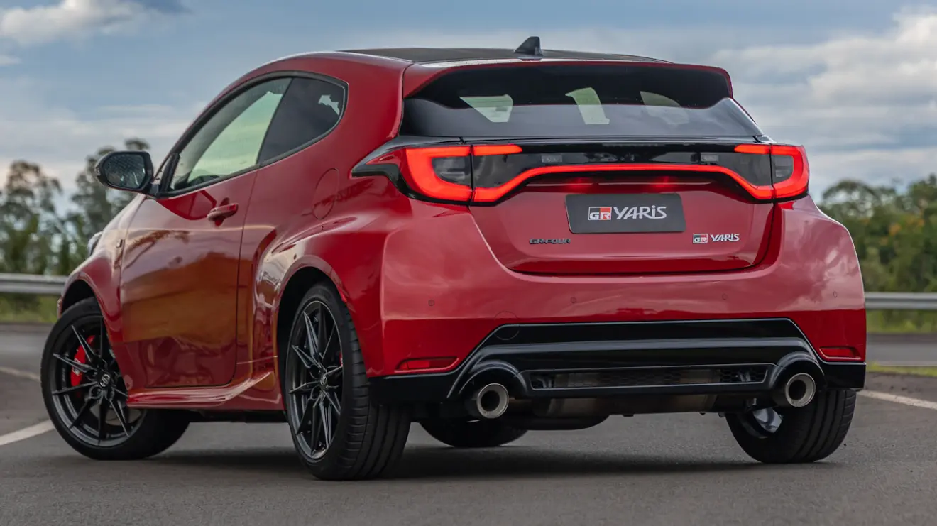 Toyota GR Yaris vermelho visto de trás