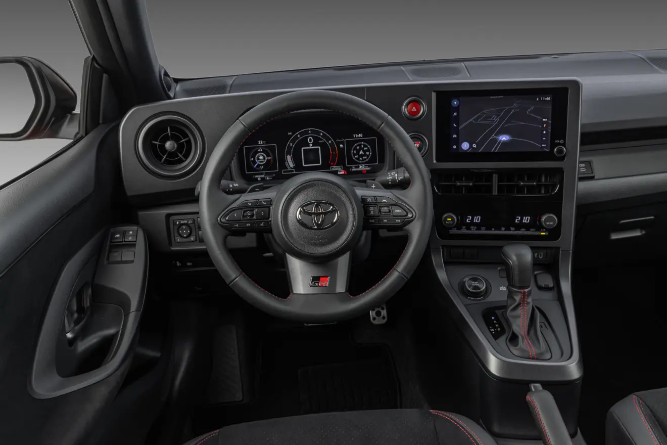 painel com telas ligadas do Toyota GR Yaris