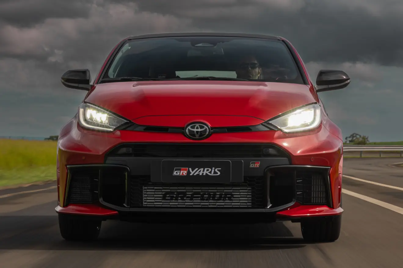 dianteira com iluminação acesa do Toyota GR Yaris vermelho