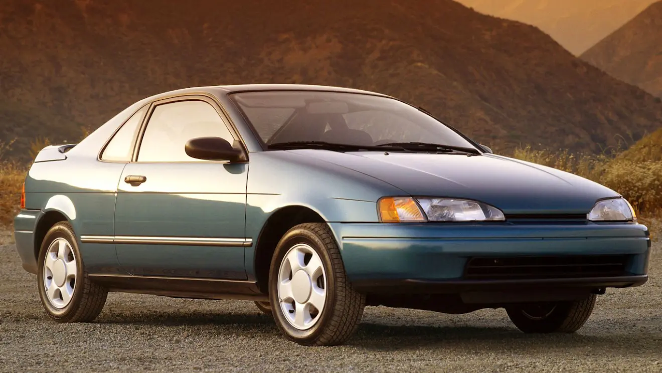 Toyota Paseo azul visto de frente