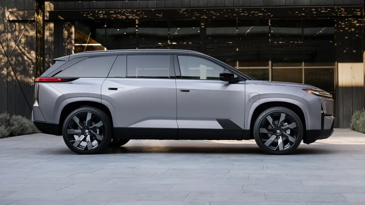 Toyota Highlander EV prata de lado