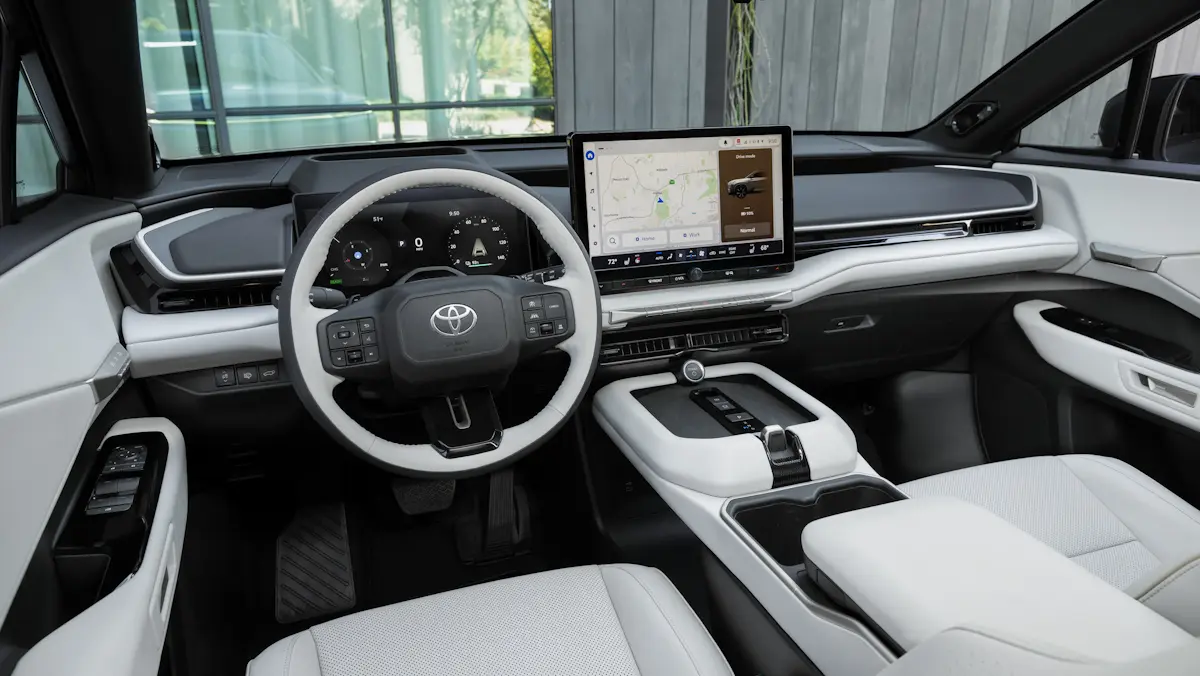 Toyota Highlander EV interior com bancos em couro bege