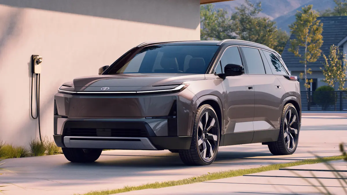 Toyota Highlander EV prata de frente