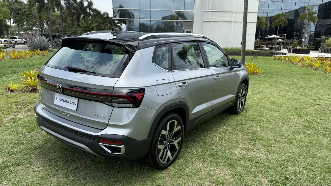 Volkswagen Taos Highline 2026 prata visto de trás