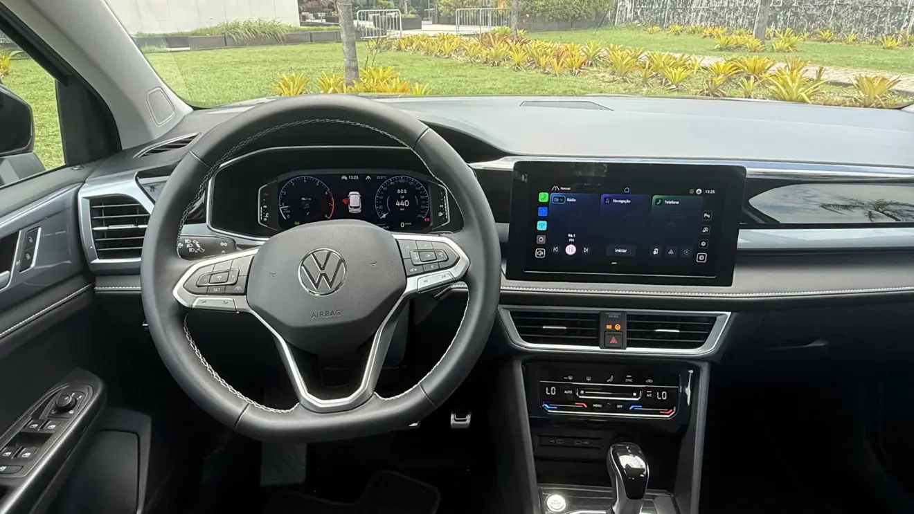 Painel com telas acesas do VW Taos Highline 2026
