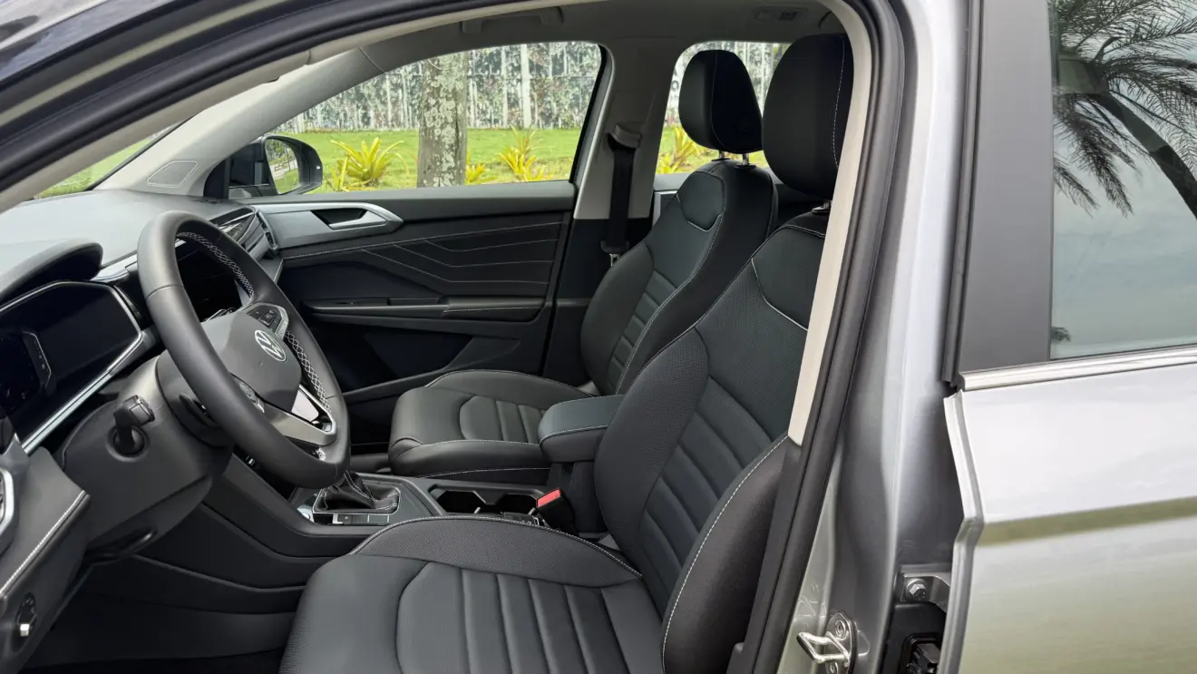cabine dianteira do VW Taos Highline 2026
