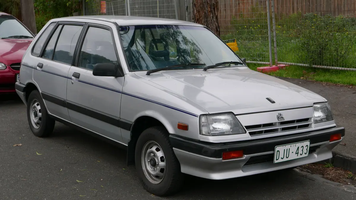 Holden Barina de primeira geração cinza de frente