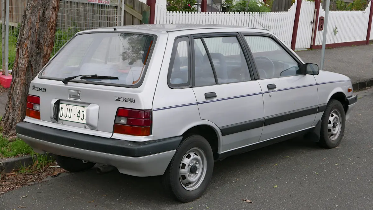 Holden Barina de primeira geração cinza de traseira