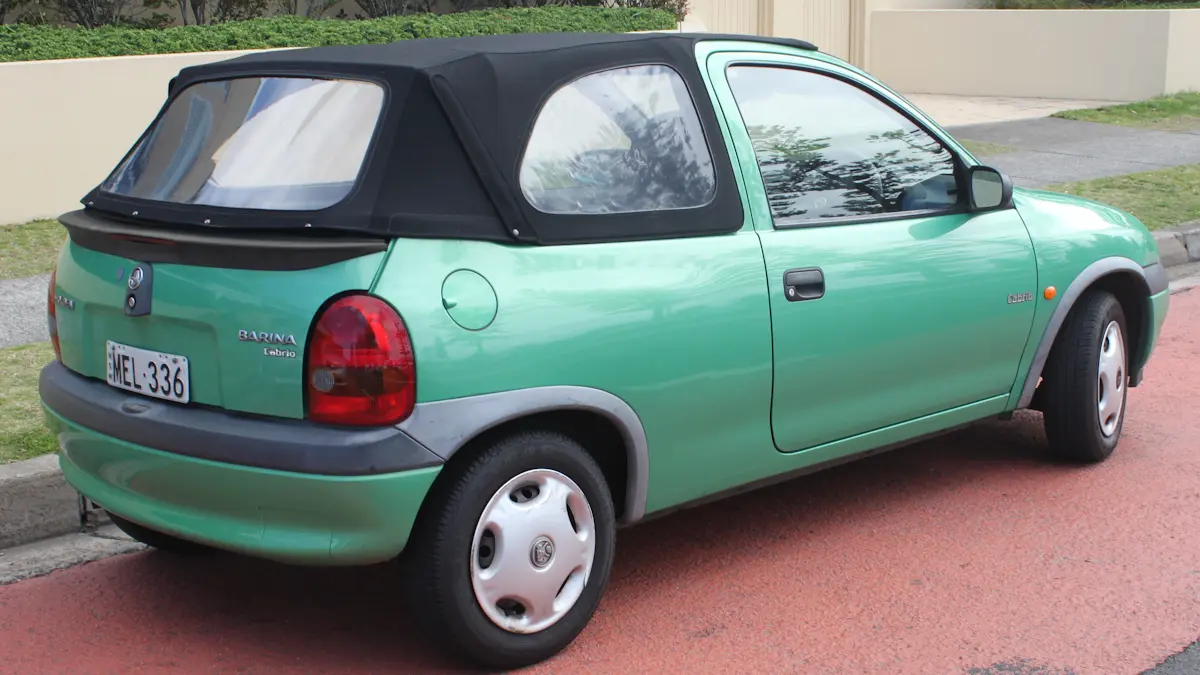 Holden Barina Cabrio verde de traseira