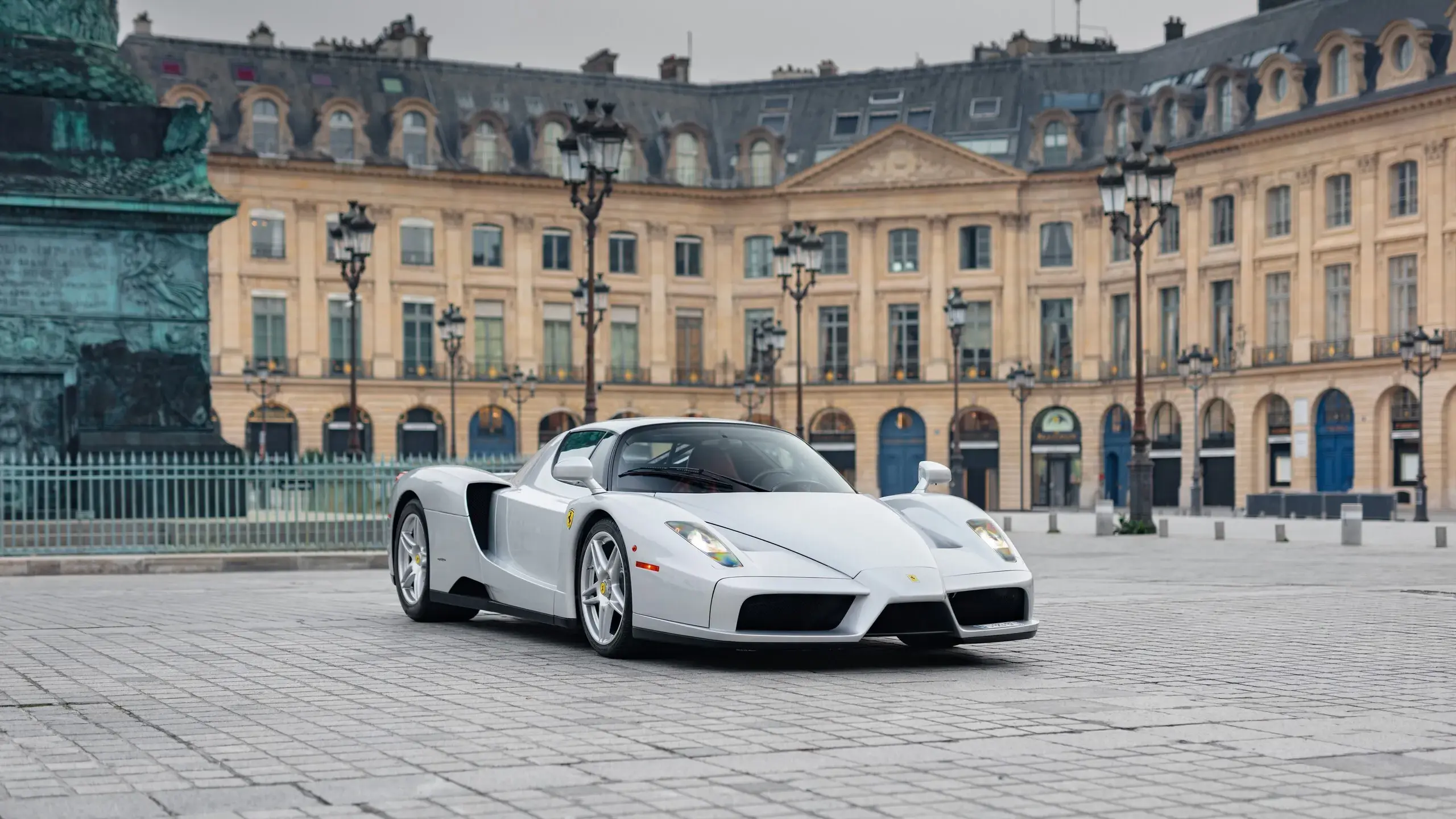 Ferrari Enzo prata na cor Argento Nurburgrin leilão