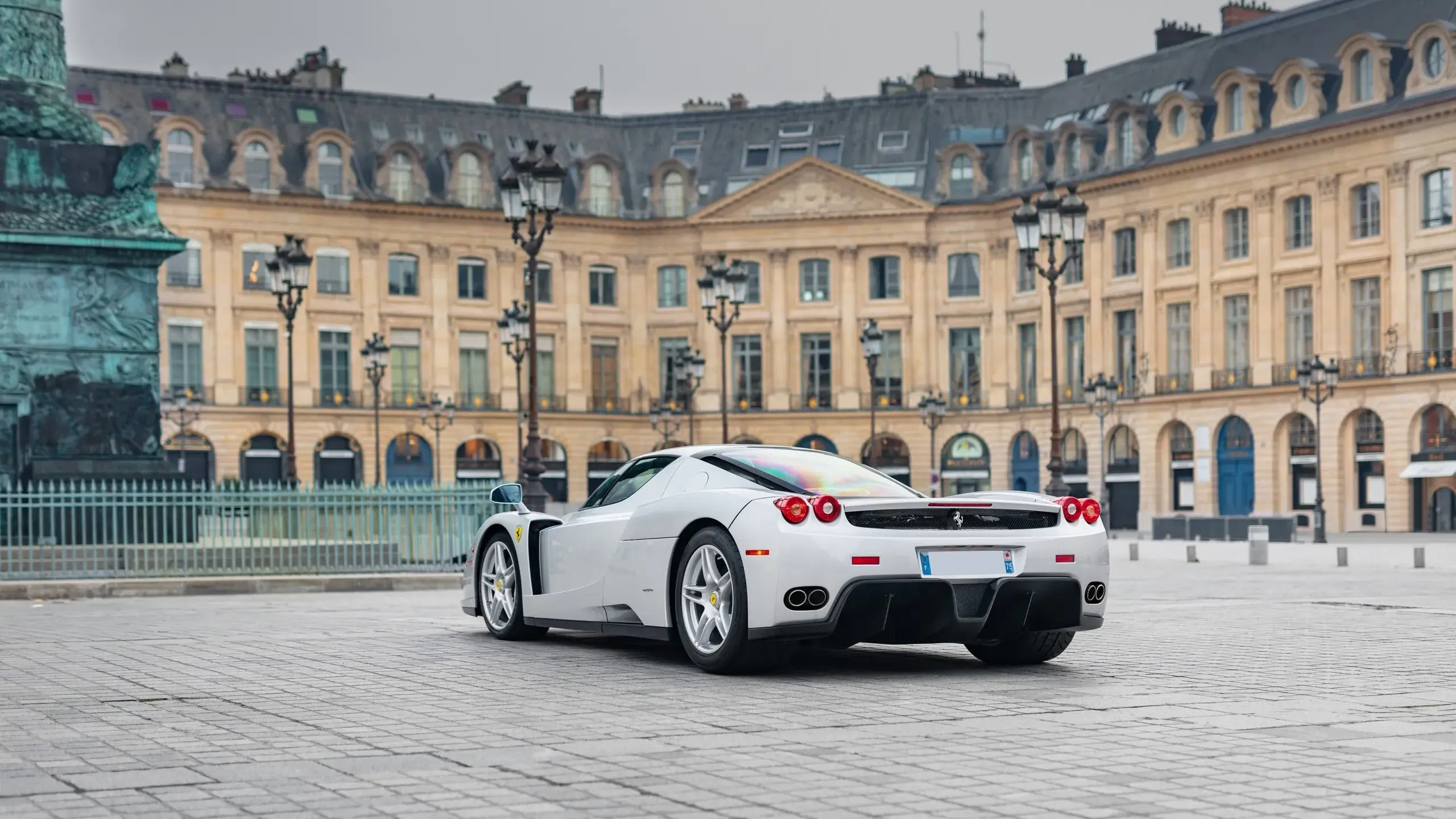 Ferrari Enzo prata na cor Argento Nurburgrin leilão