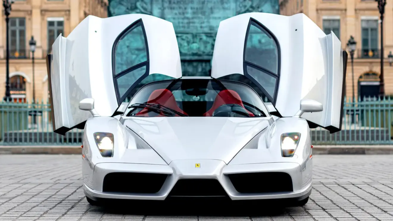 Ferrari Enzo prata na cor Argento Nurburgrin leilão