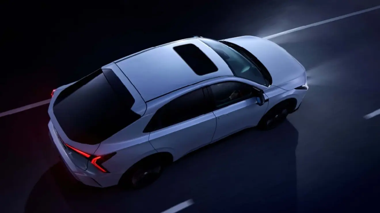 Honda Insight 2027 vira SUV elétrico na cor branco estático com fundo escurecido