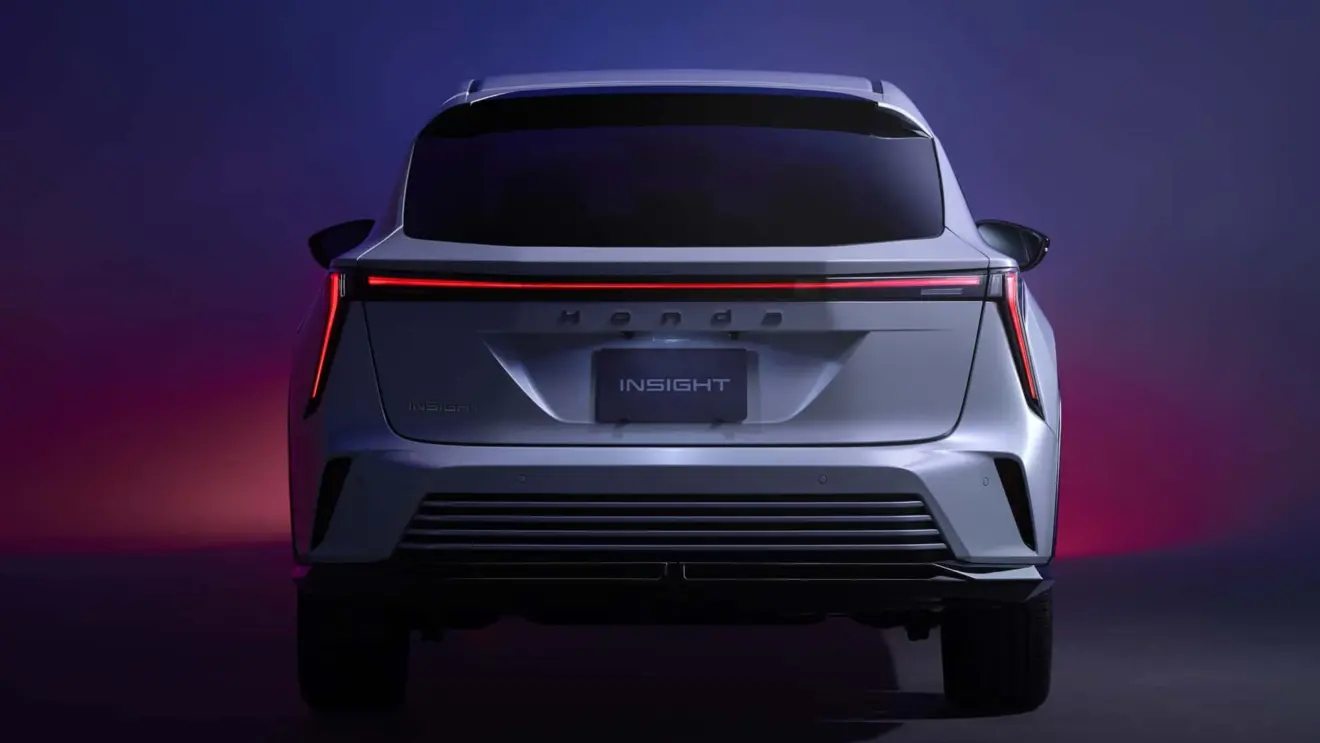Honda Insight 2027 vira SUV elétrico na cor branco estático com fundo escurecido