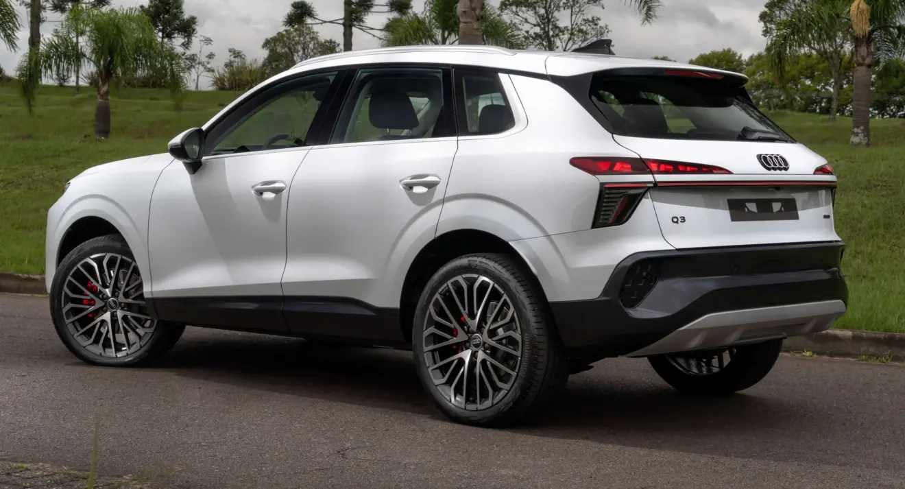 Audi Q3 branco parado de traseira