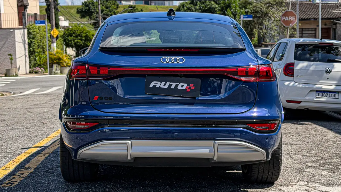 Audi SQ6 e-tron azul para avaliação estático