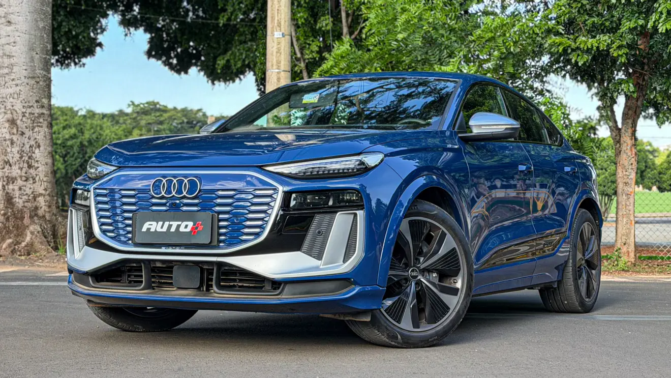 Audi SQ6 e-tron azul para avaliação estático