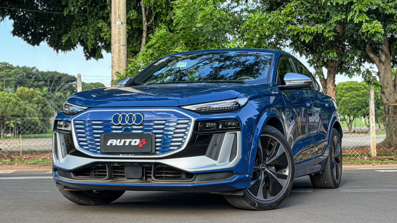 Audi SQ6 e-tron azul para avaliação estático